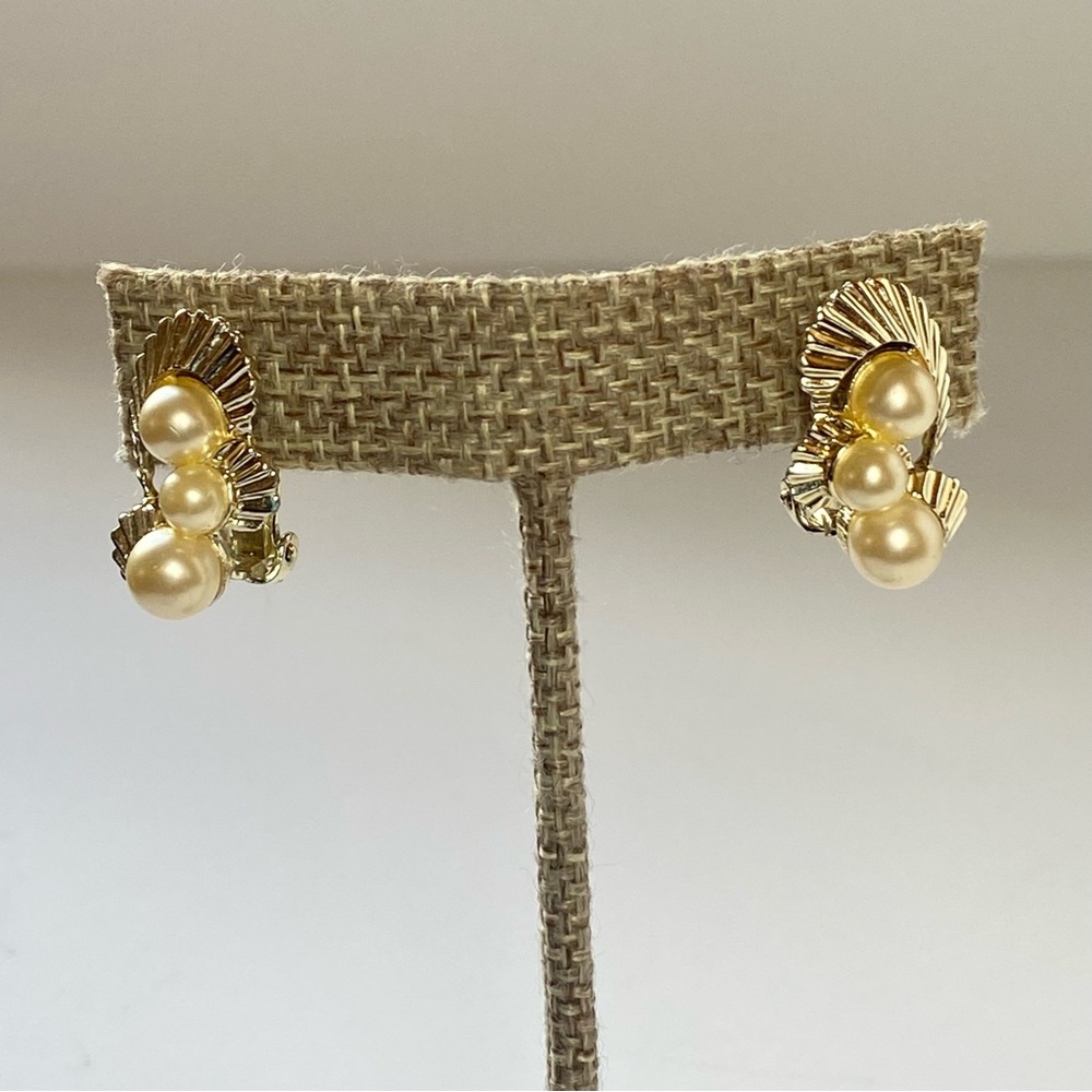 Vintage Marvella Signed Retro Faux Pearl Ribbon‎ Gold Tone Clip On Earrings .8"